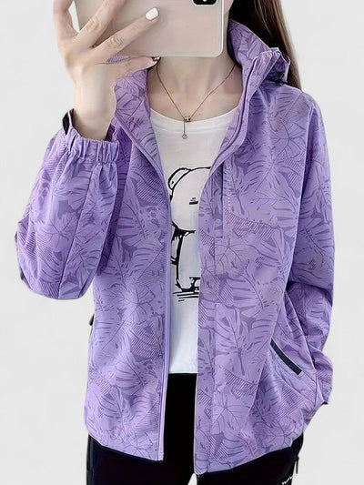 Tjaša – Elegantna vetrovka z botaničnim vzorcem